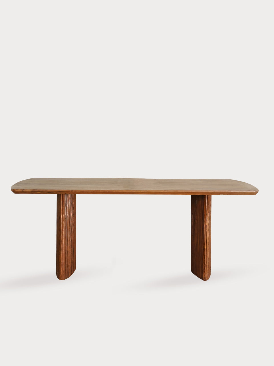 Mesa de comedor rectangular de madera de nogal en vista frontal.