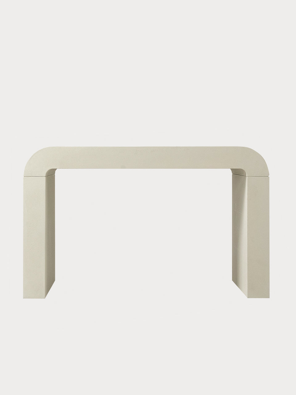 Mesa de escritorio de hormigón estilo minimalista de color beige en vista frontal.