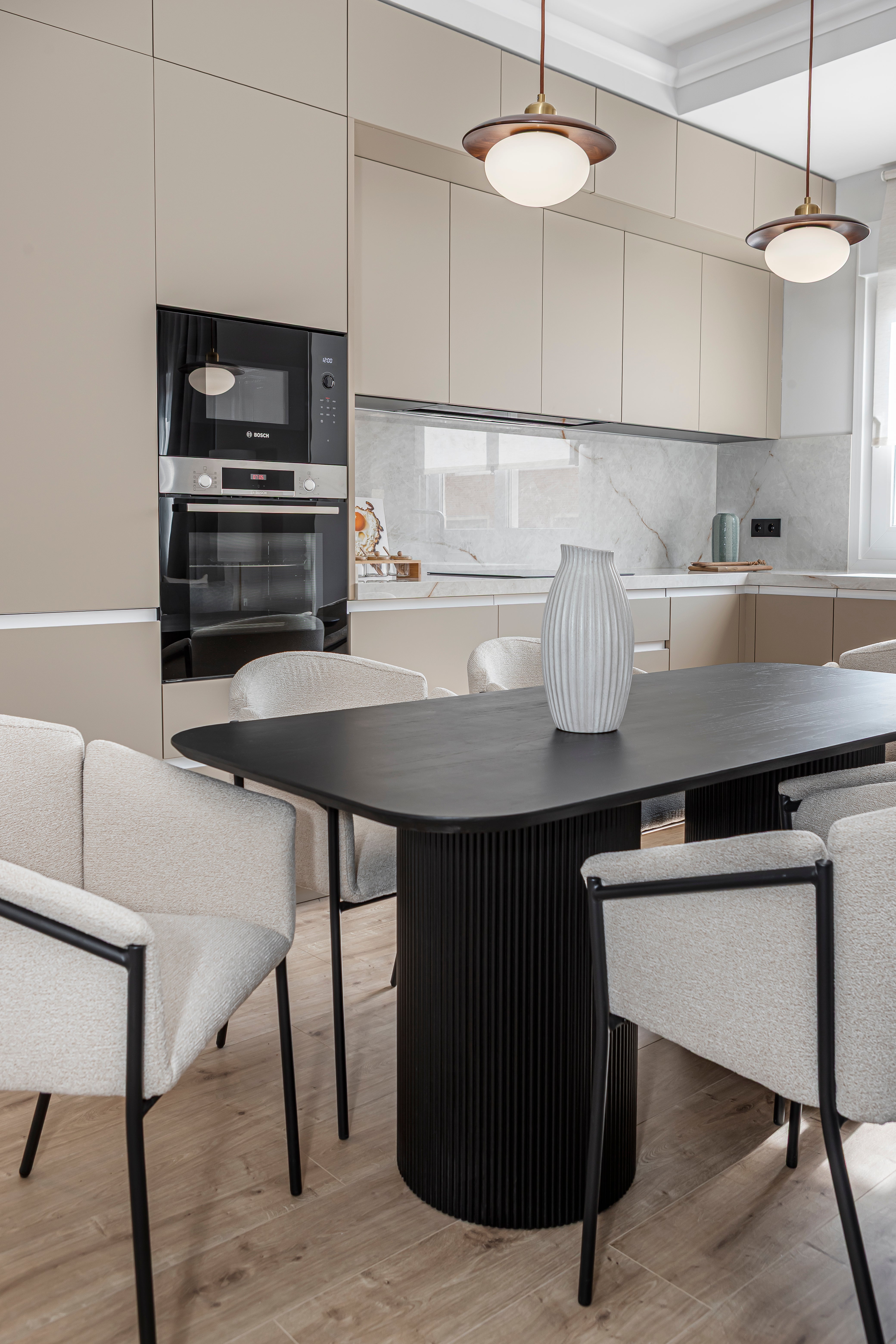 Silla de comedor beige.