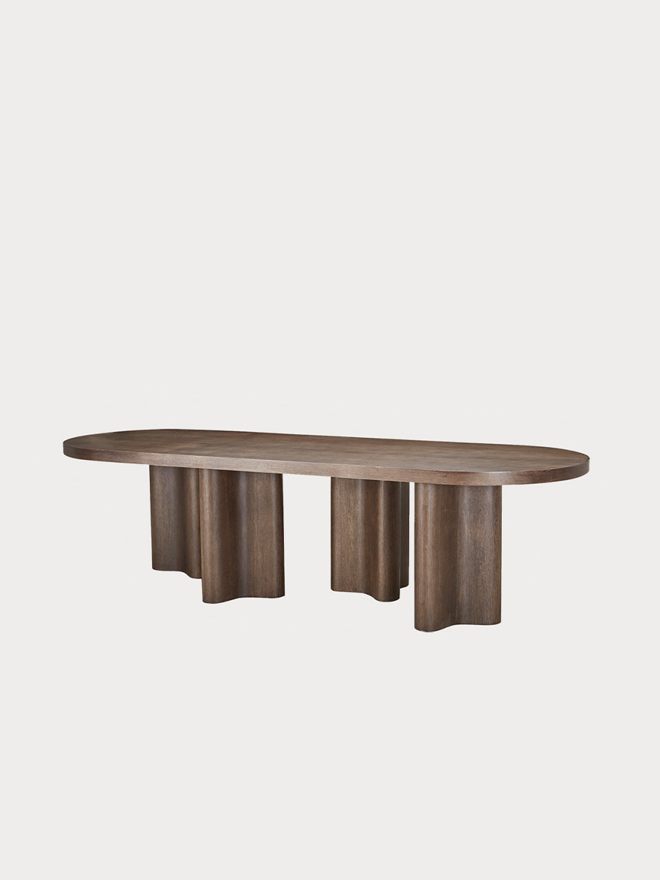 Mesa de comedor ovalada de 280cm de madera de roble en vista lateral.