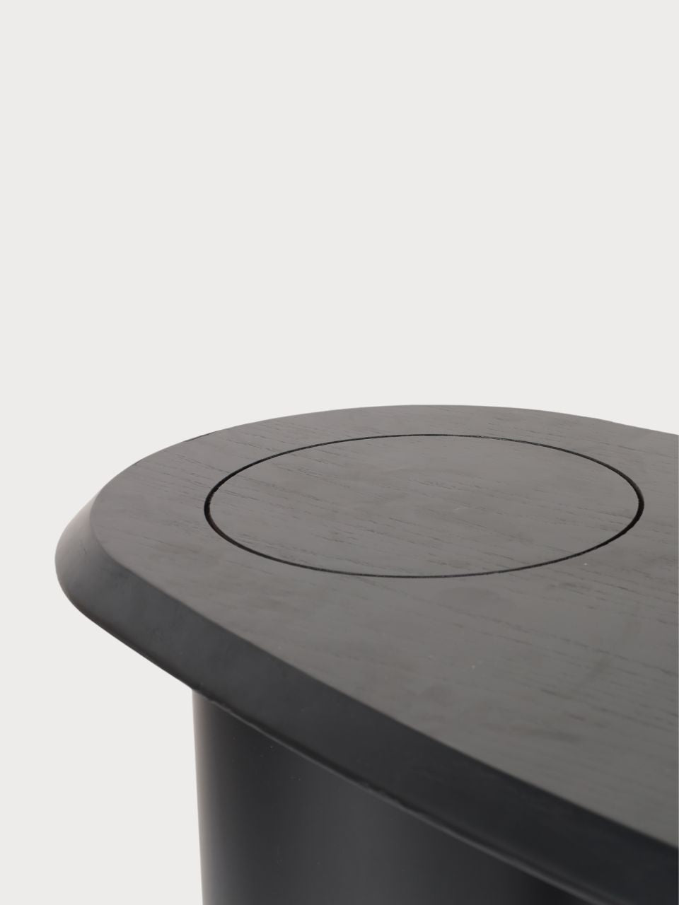 Mesa de escritorio de madera chapada negra vista ampliada.
