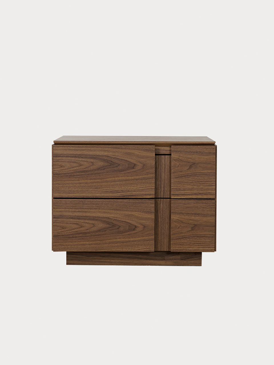 Mesita de noche chapada en madera de nogal con dos cajones y diseño lineal en vista frontal.