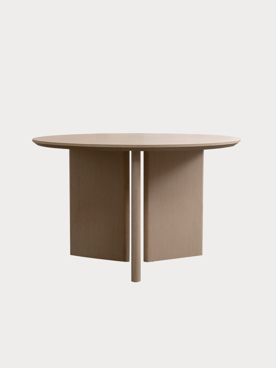 Mesa de comedor en roble natural redonda con tres patas de diseño en vista frontal en picado.