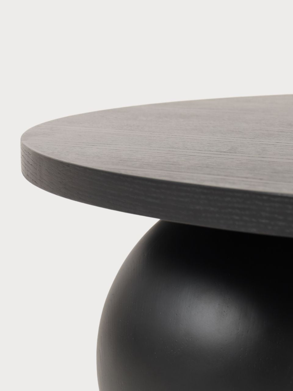 Mesa de centro de diseño con tablero y patas circulares