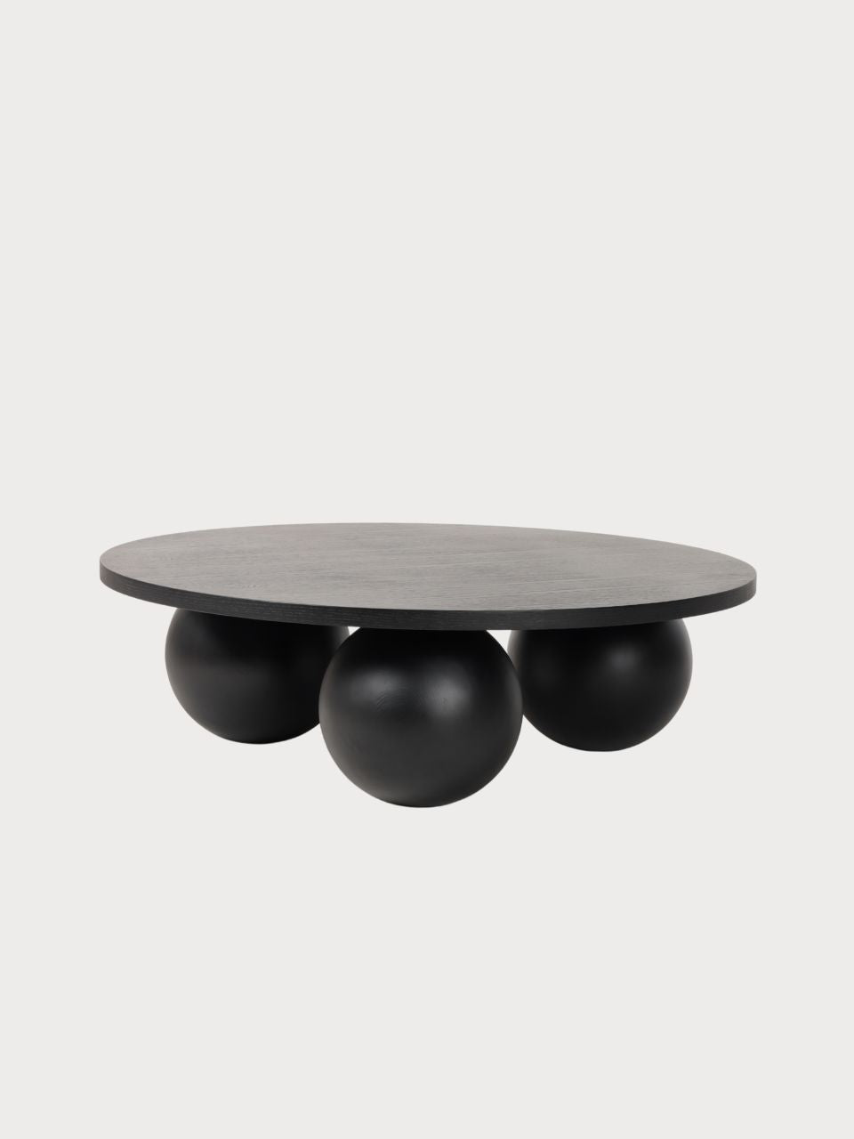 Mesa de centro de diseño con tablero y patas circulares