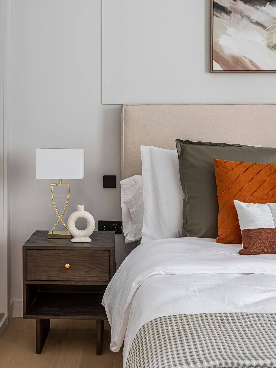 Mesita de noche de madera marrón oscuro 1 cajón