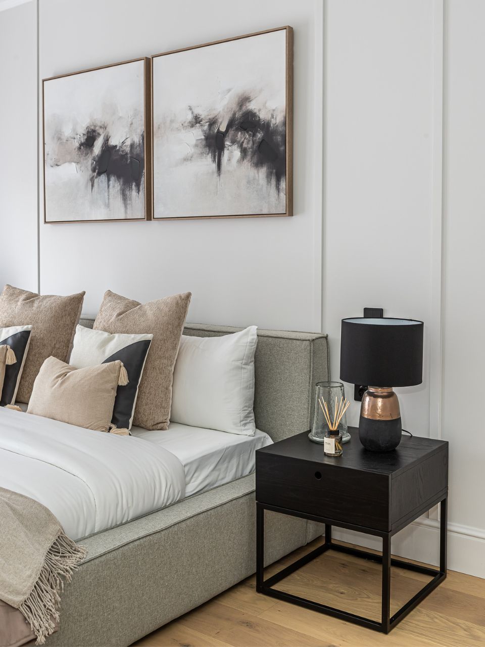 Mesita de noche en acabado negro con patas metálicas