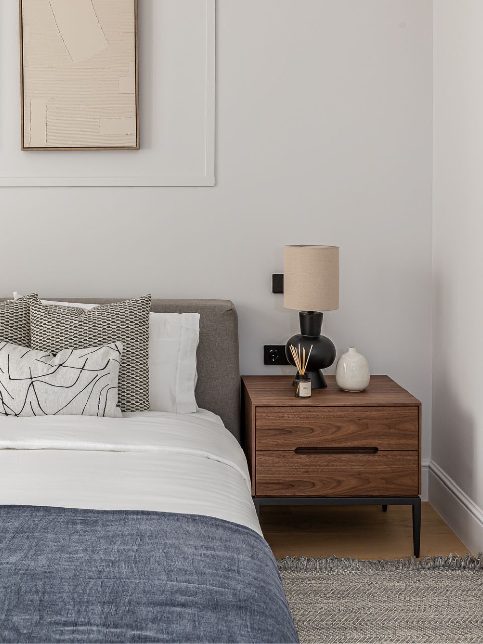 Mesita de noche en acabado de madera de nogal con ranura central