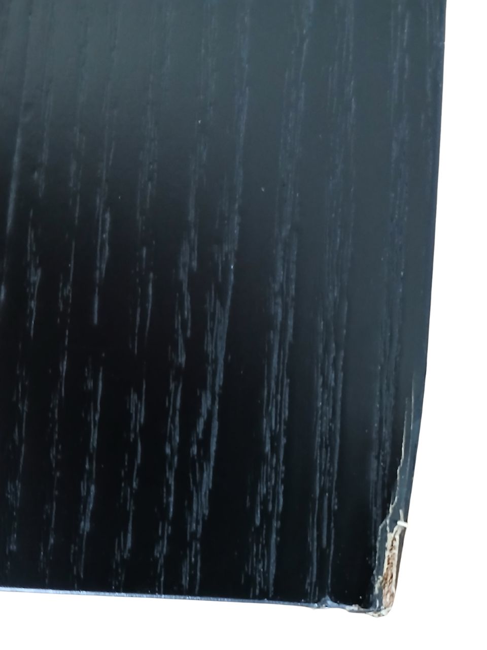 Detalle del desconchón en la esquina inferior de la mesita