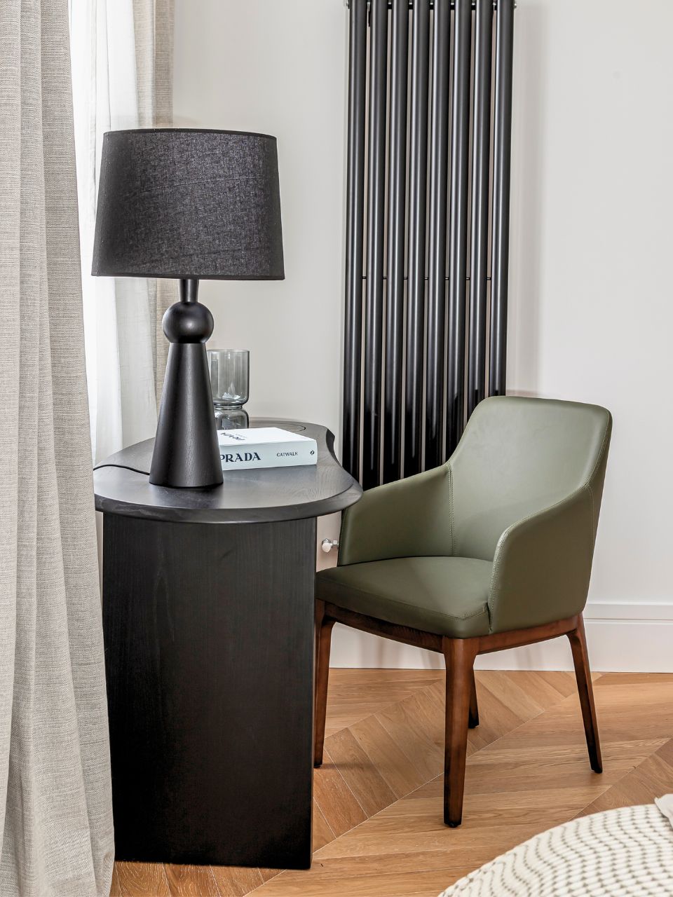 Silla de comedor de cuero verde y patas de madera