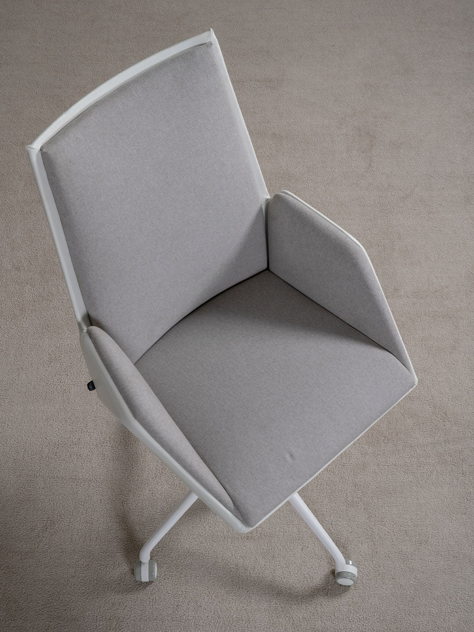 Silla de escritorio en tejido gris y estructura blanca en vista cenital.