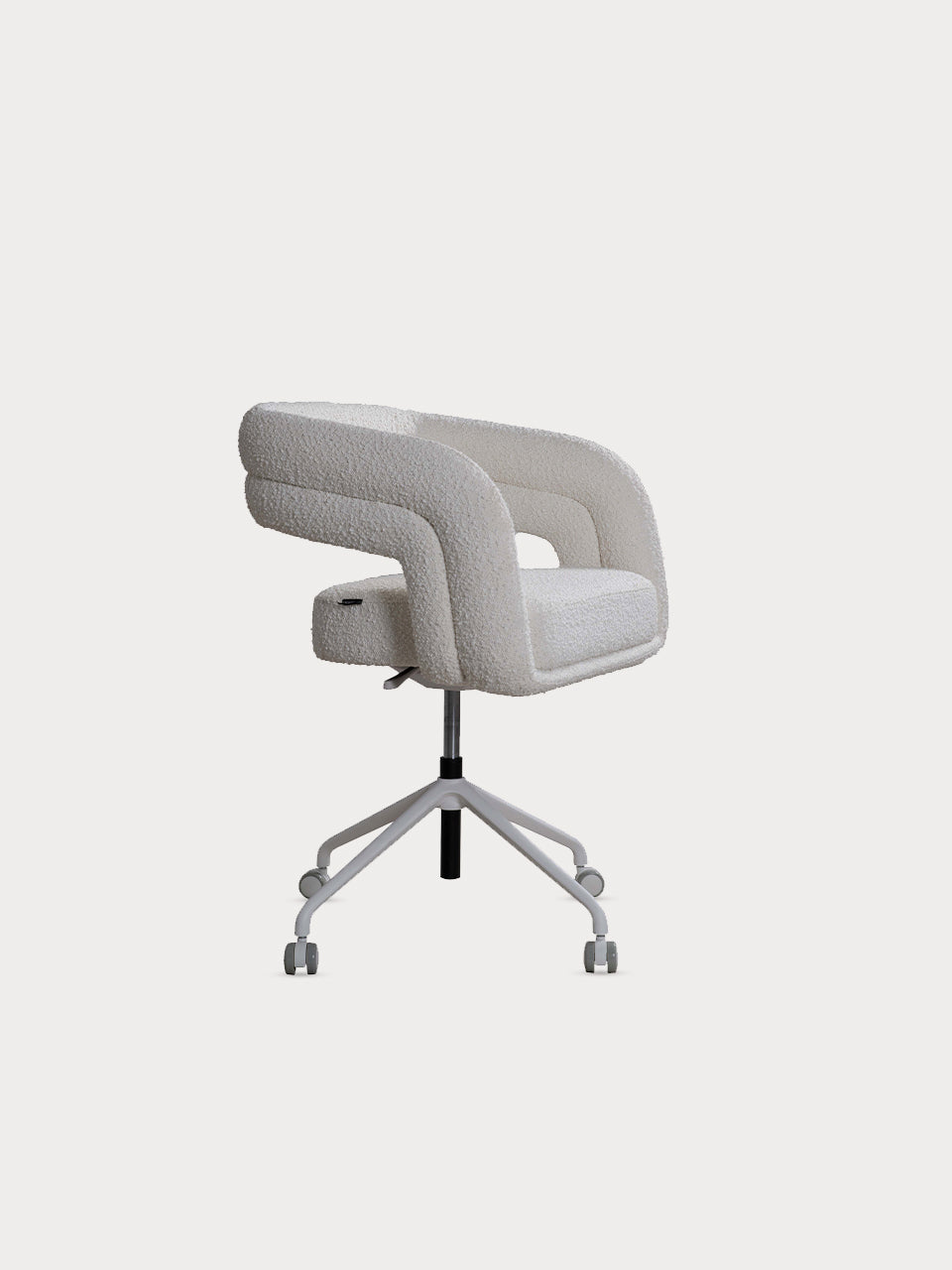 Silla de escritorio en tejido bouclé color blanco y patas metalizadas en vista frontal lateral.