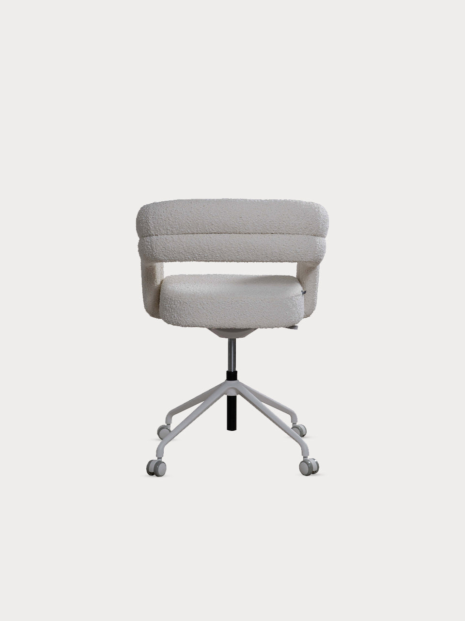 Silla de escritorio en tejido bouclé color blanco y patas metalizadas en vista trasera.