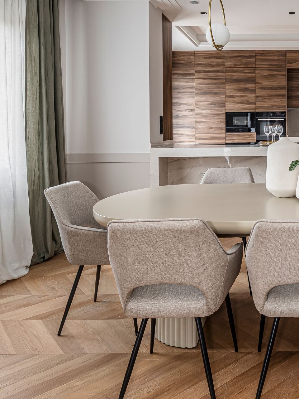 Pack de 2 sillas tapizadas con reposabrazos y patas de metal en acabado negro