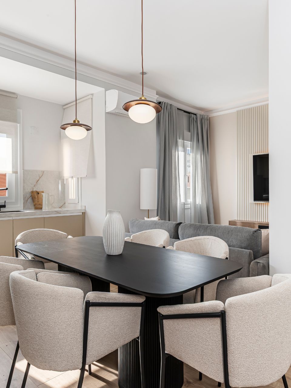 Silla de comedor beige.