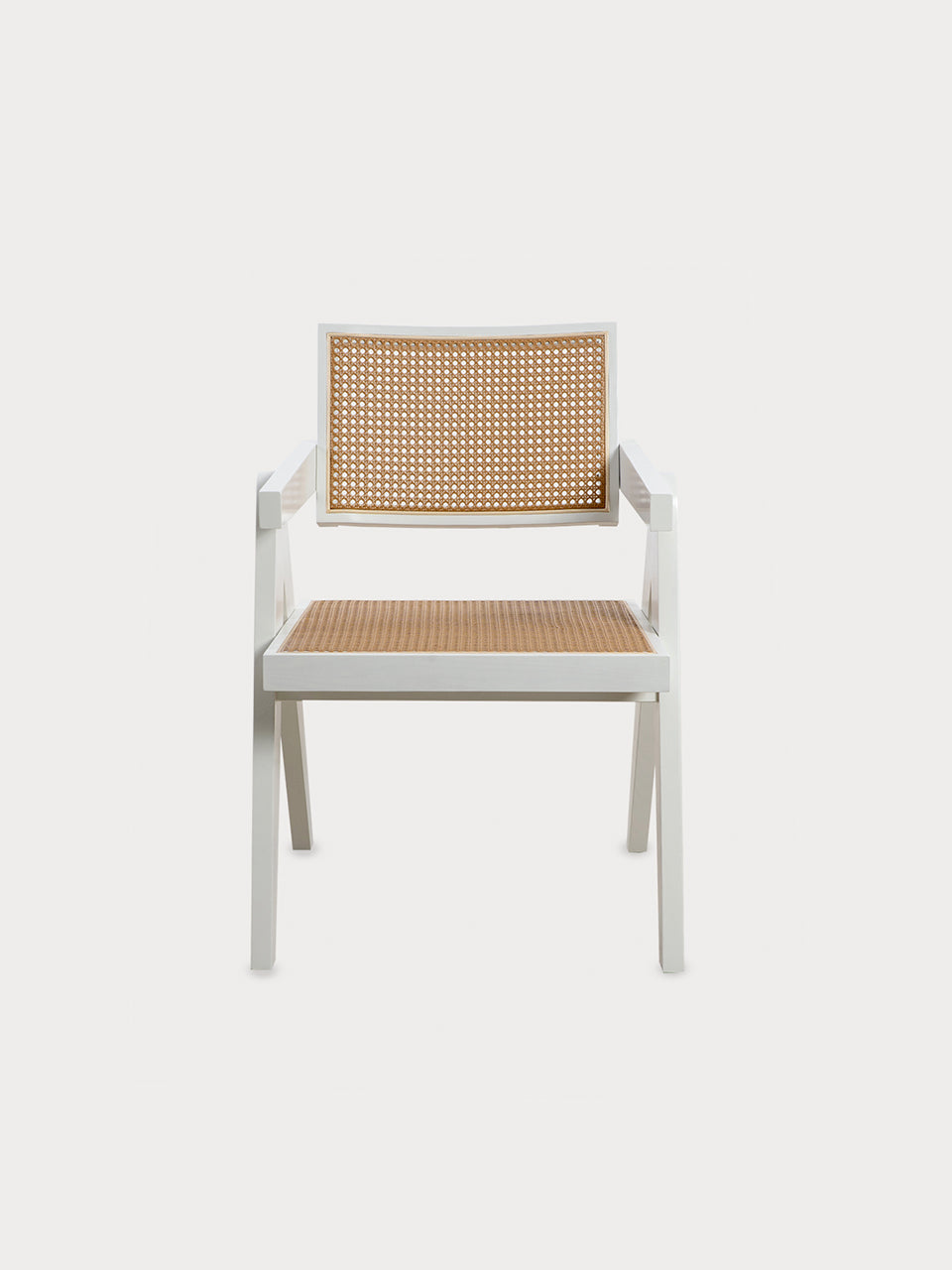 Silla de madera de fresno con ratán en vista frontal.