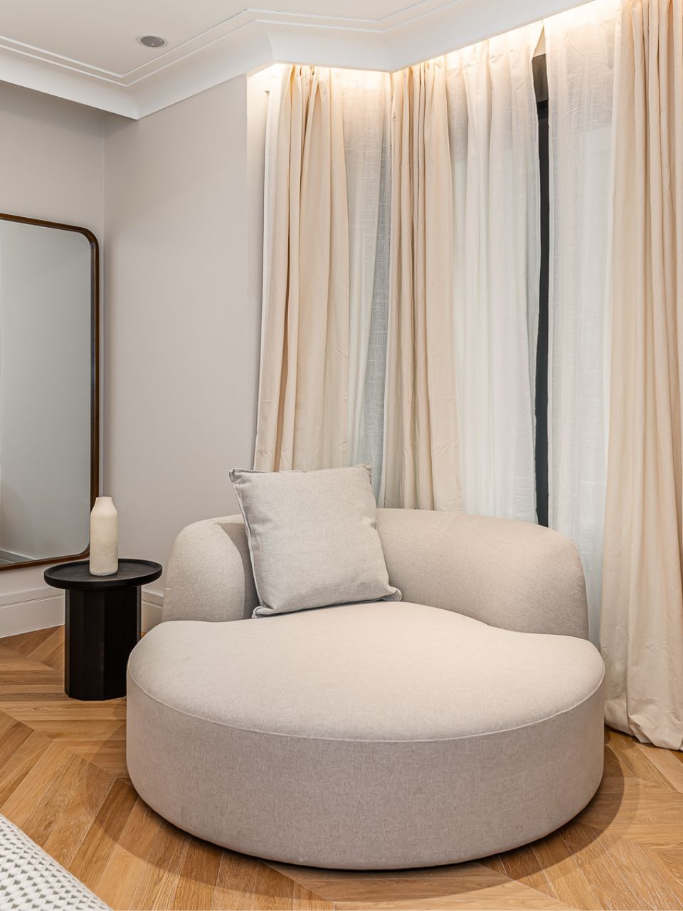 Sillón grande tapizado con tela suave beige