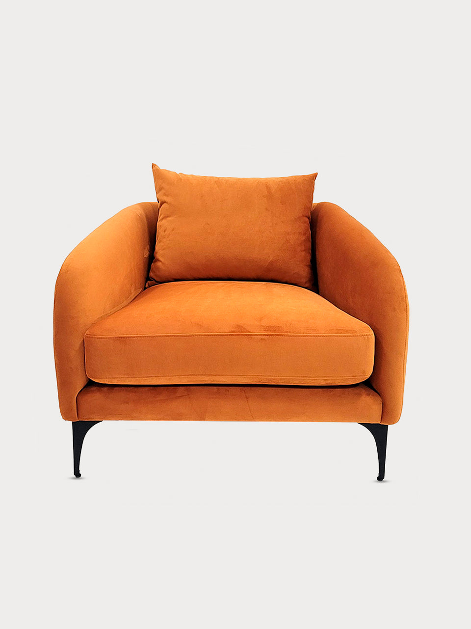 Sillón amplio con reposabrazos de terciopelo naranja en posición frontal