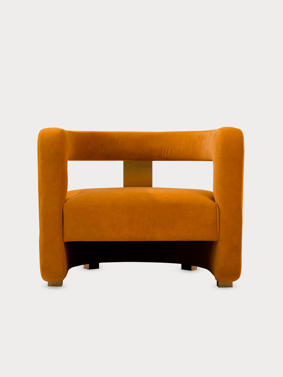 Sillón de terciopelo naranja con detalles en champán metálico en vista frontal.