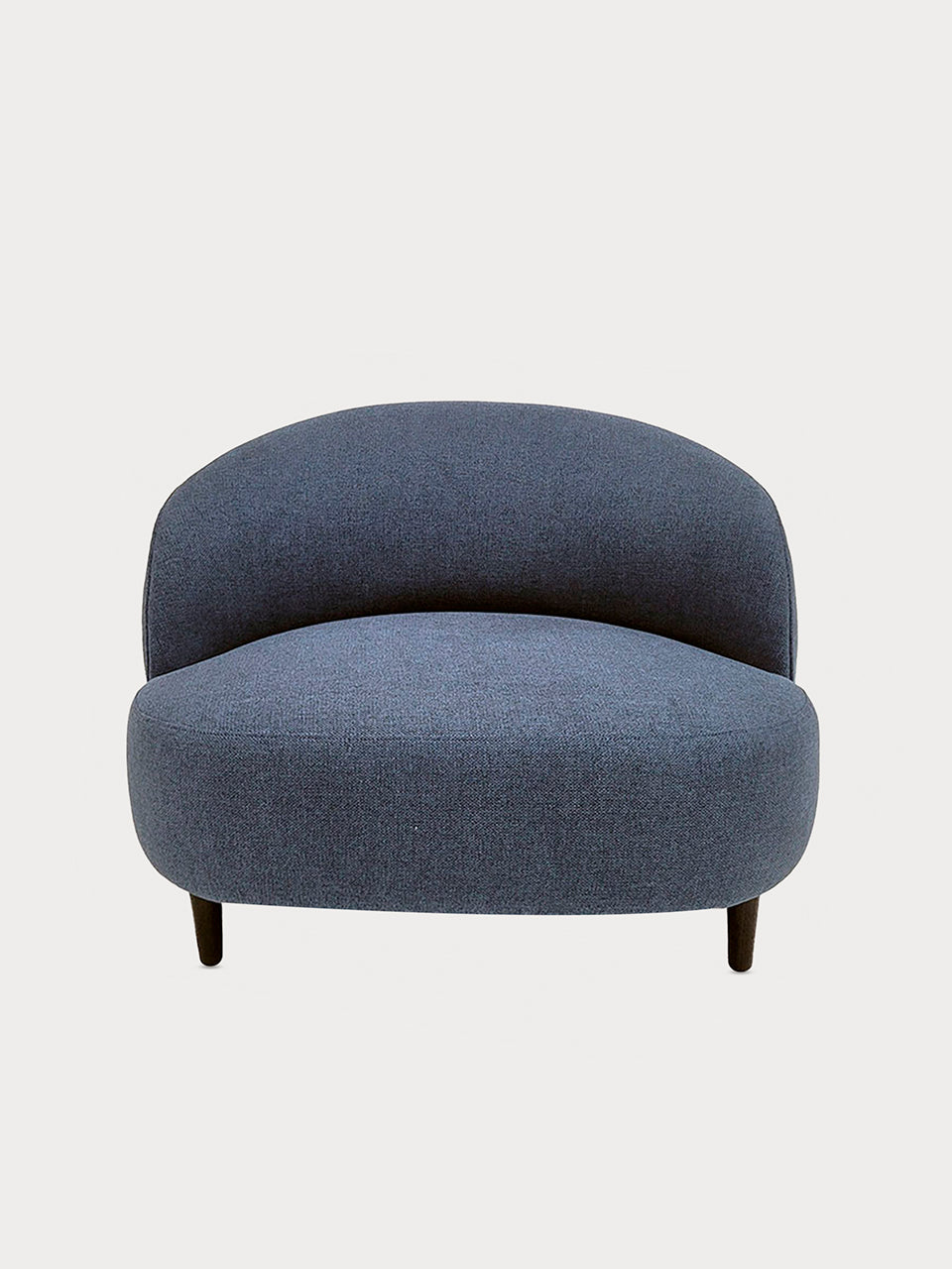 Sillón redondo de tejido azul en posición frontal
