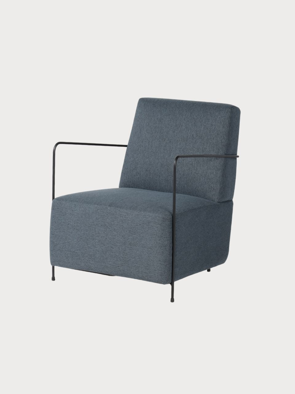 Sillón cuadrado con tejido de tela azul y patas metálicas negras