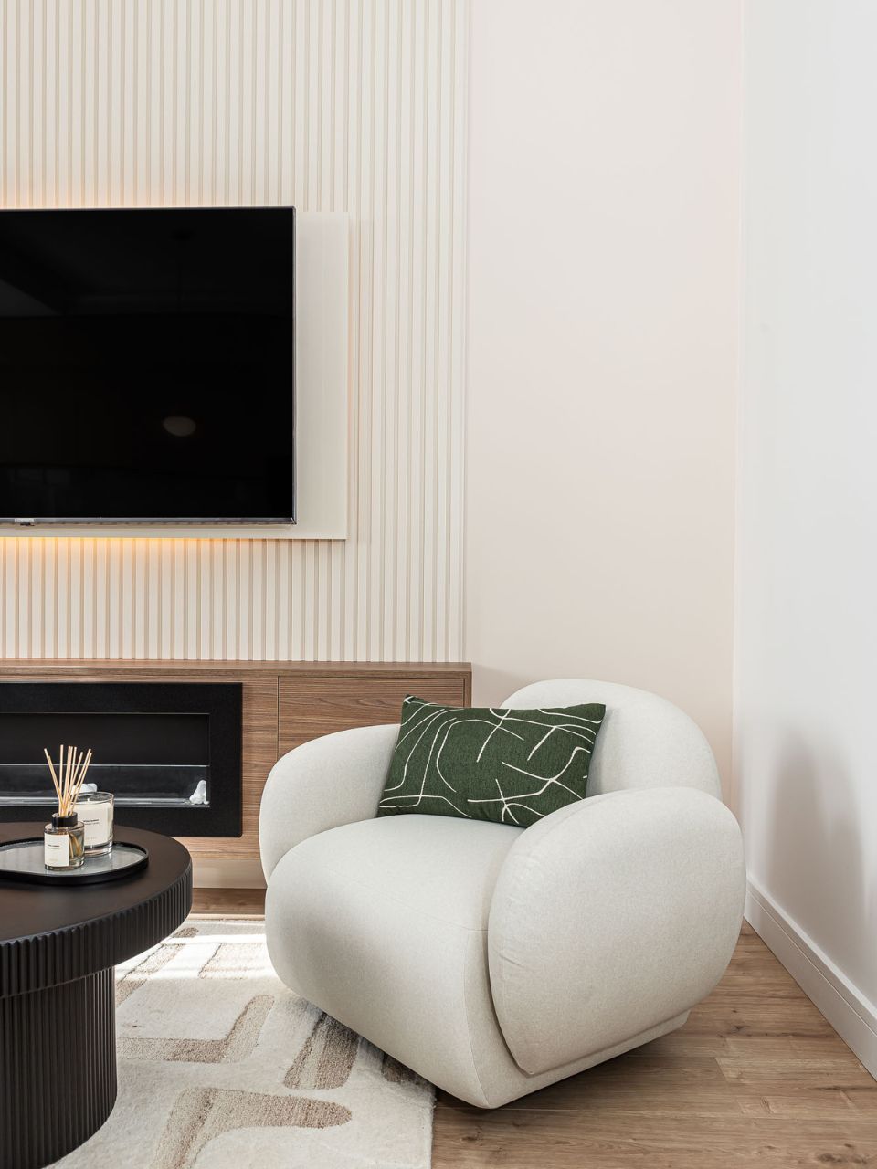 Sillón lounge en acabado blanco roto con reposabrazos