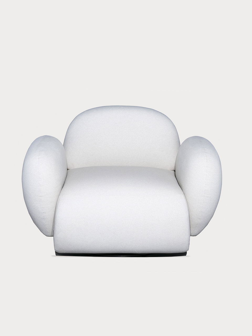 Sillón con forma redonda con reposabrazos en tejido blanco en vista frontal.
