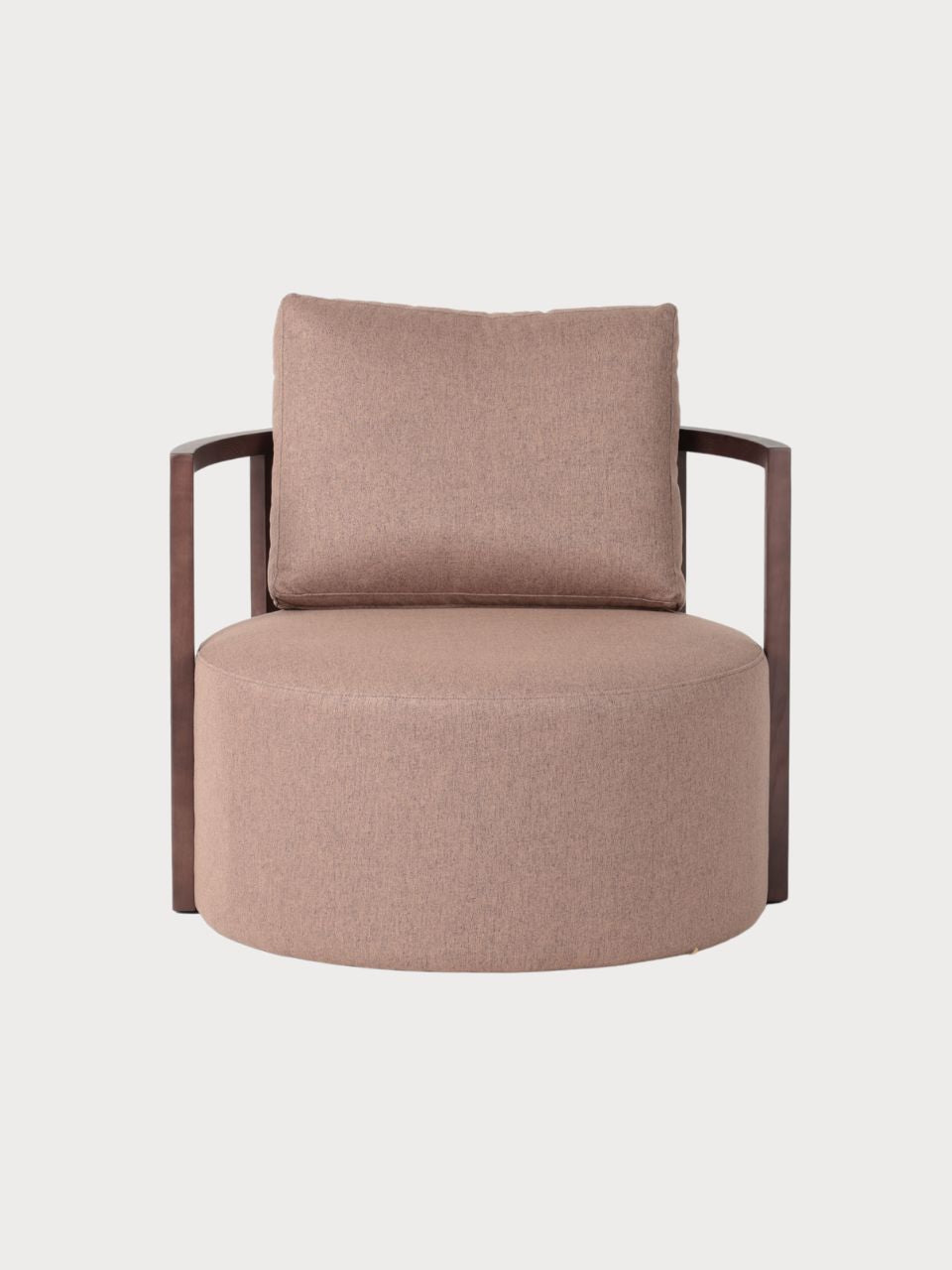 Sillón redondo con tejido de tela marrón y estructura de madera