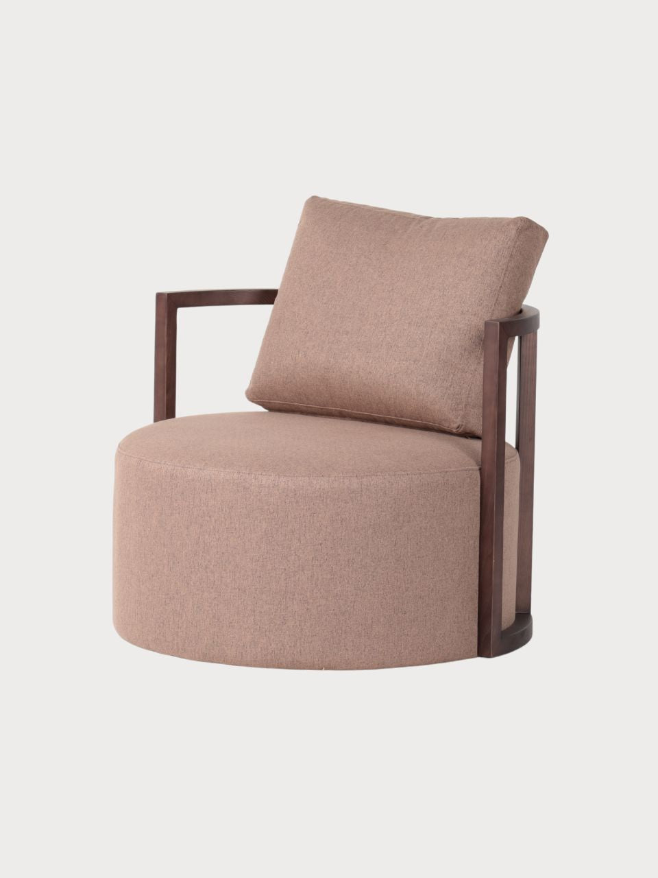 Sillón redondo con tejido de tela marrón y estructura de madera