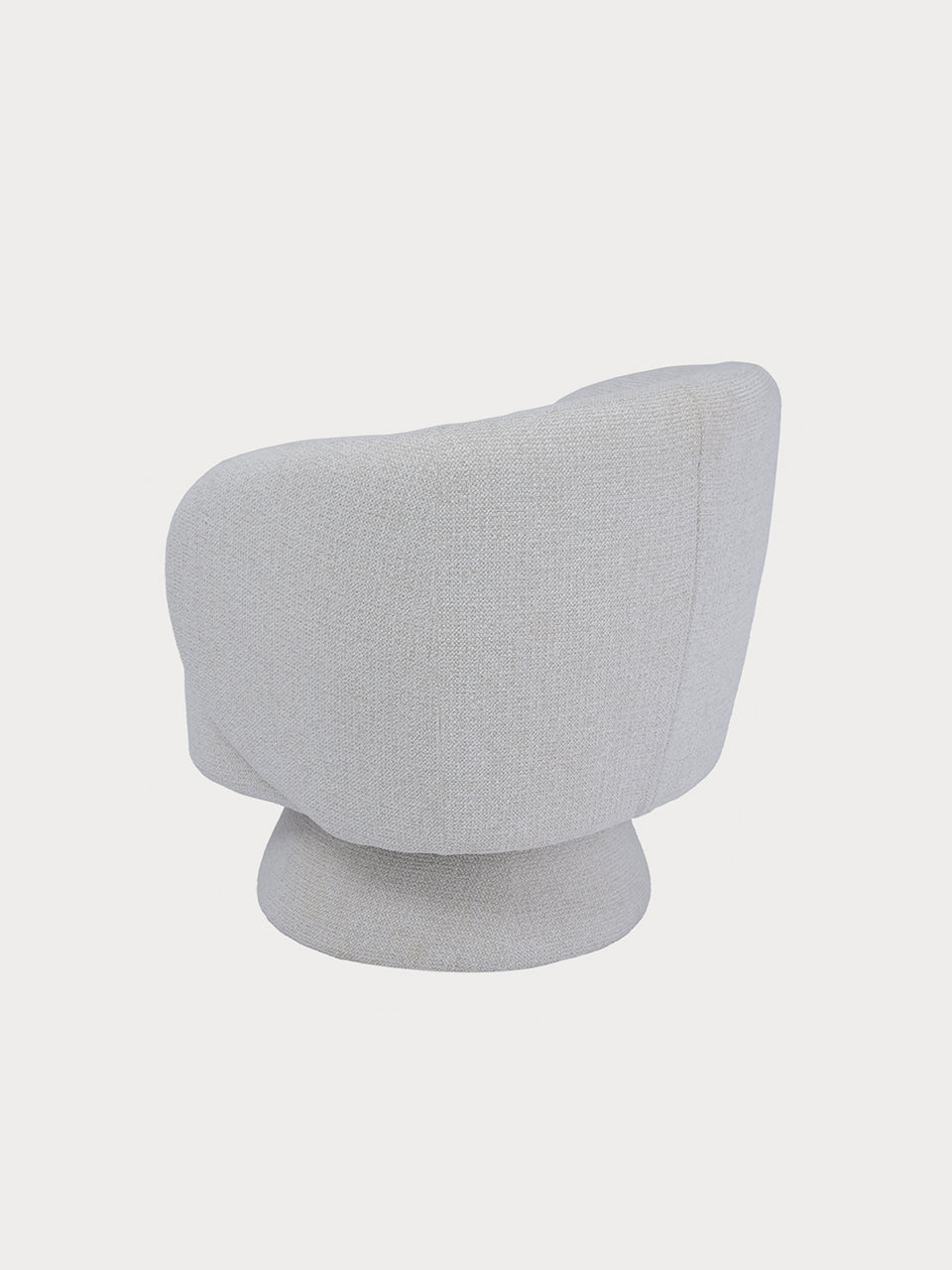 Sillón contemporáneo de tejido chenilla en posición trasera lateral.
