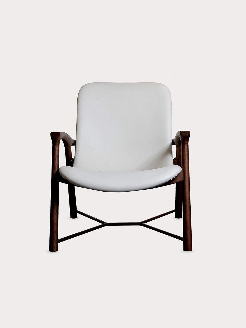 Sillón lounge con reposabrazos de madera maciza y asiento de cuero ecológico en vista frontal.