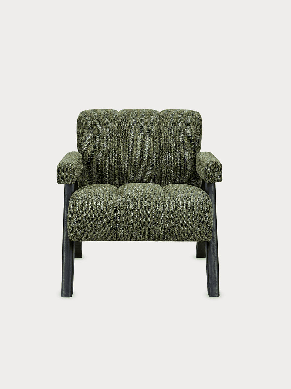 Sillón verde vintage con reposabrazos de madera oscura en vista frontal