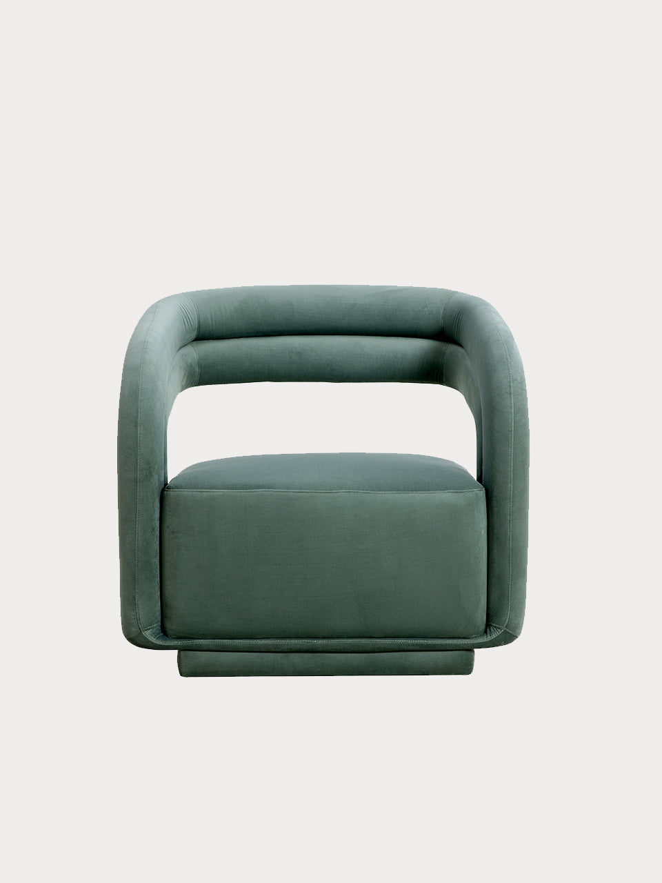 Sillón de diseño lineal con tejido de terciopelo verde azulado en vista frontal.