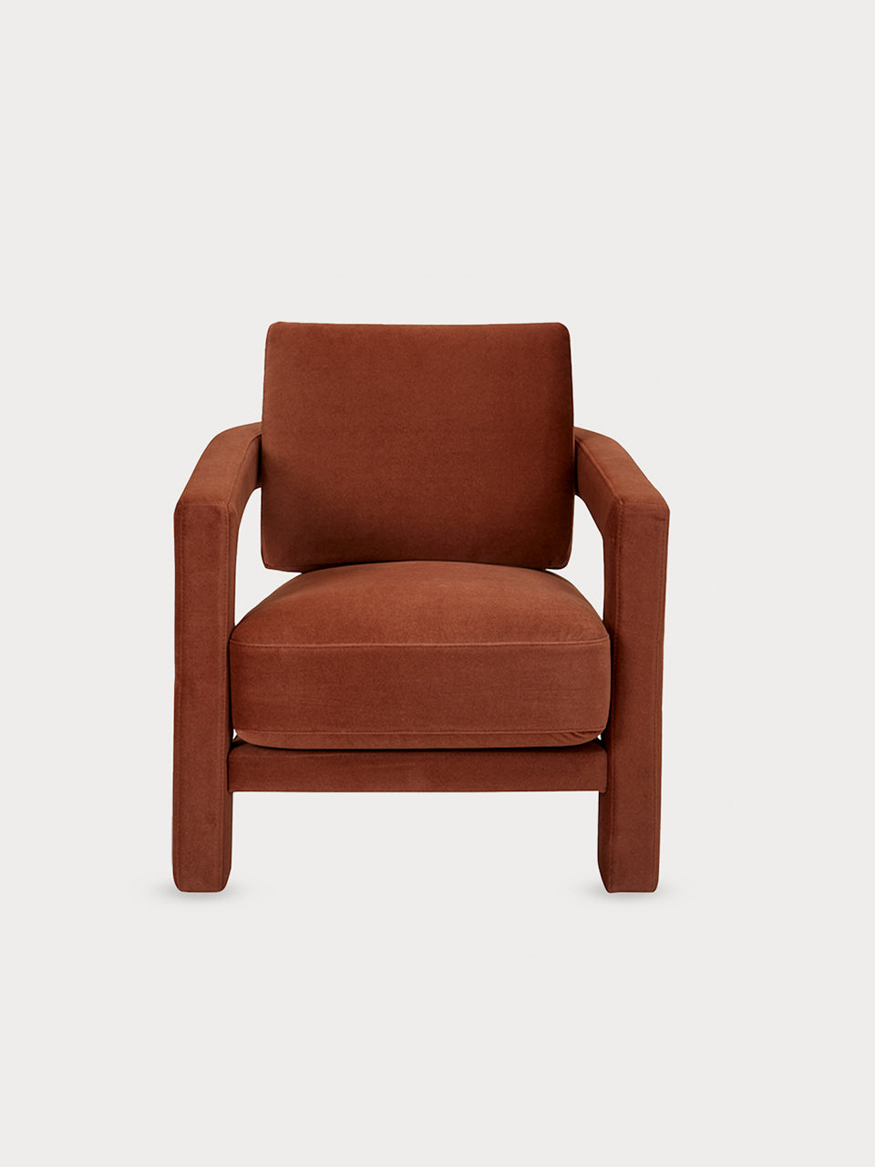 Sillón de diseño en terciopelo terracota en vista frontal.