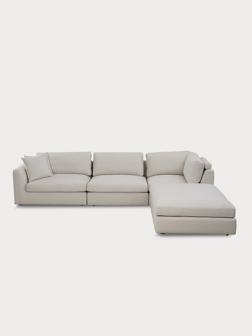 Sofá modular minimalista en tejido beige en vista frontal.