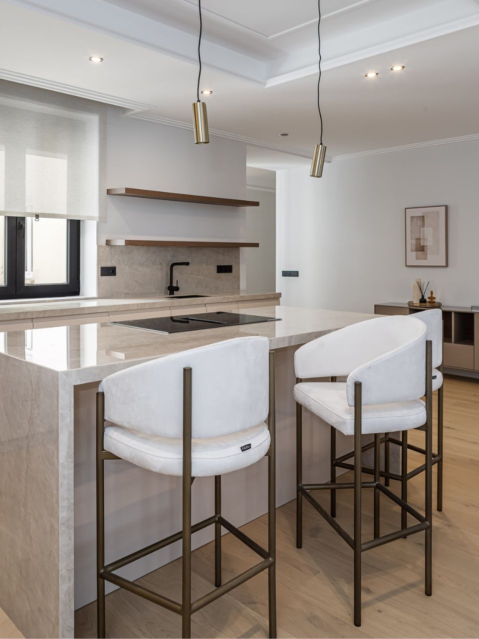 Taburete alto de 66cm en piel de ante y estructura metalizada.