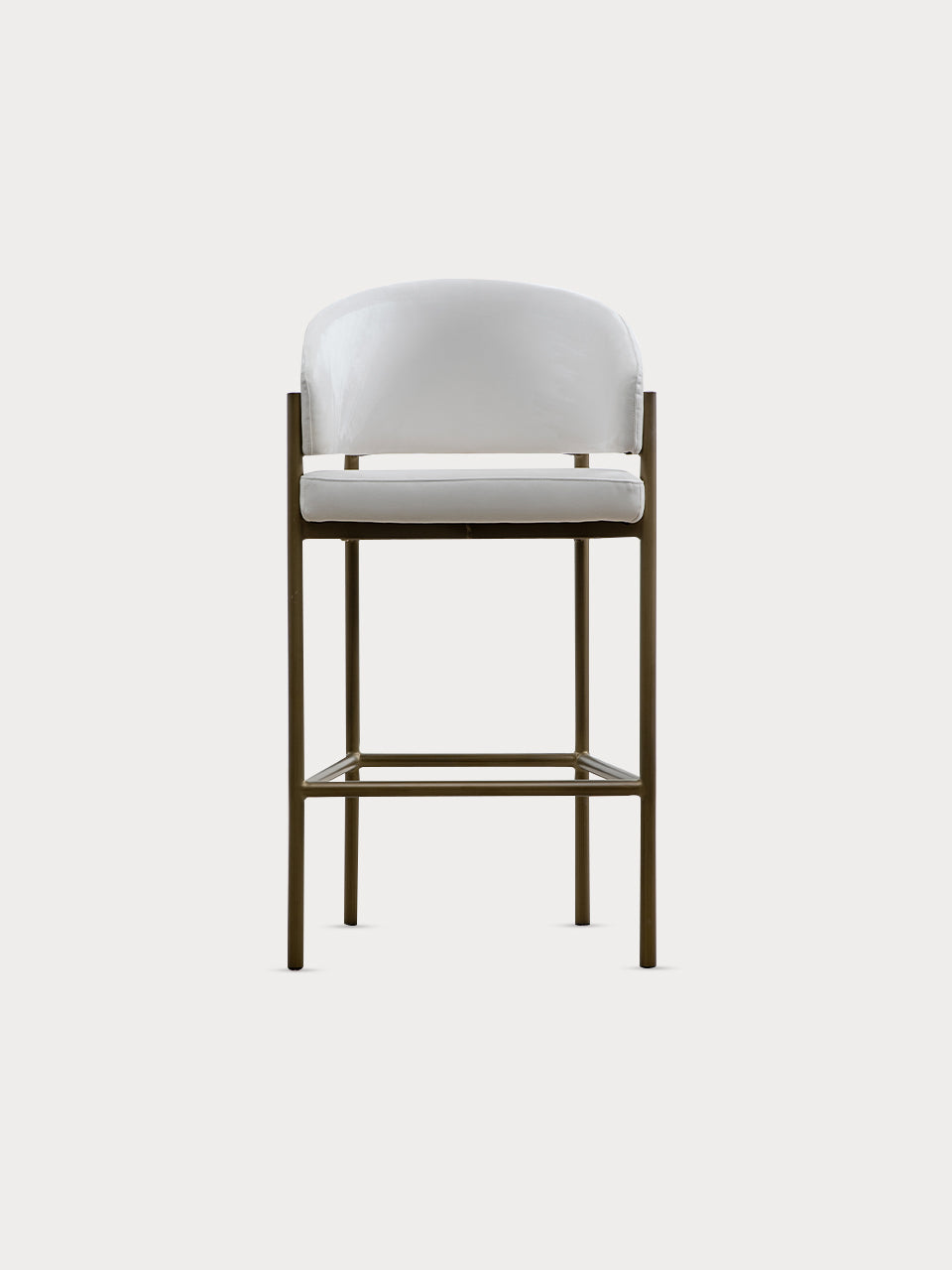Taburete alto en tejido de tela de ante beige y patas metalizadas en vista frontal.