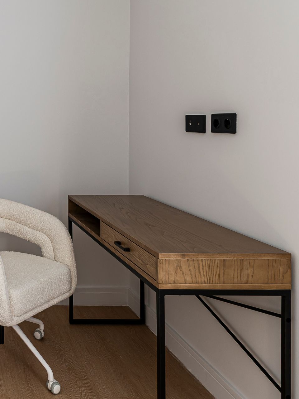 Mesa de escritorio con patas metálicas y tirador de color negro