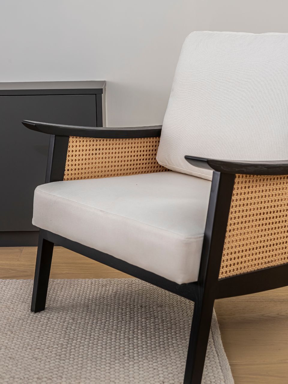Sillón de ratán con tejido blanco acolchado