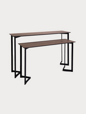 Set doble de consolas chapado en madera con metal en acabado negro