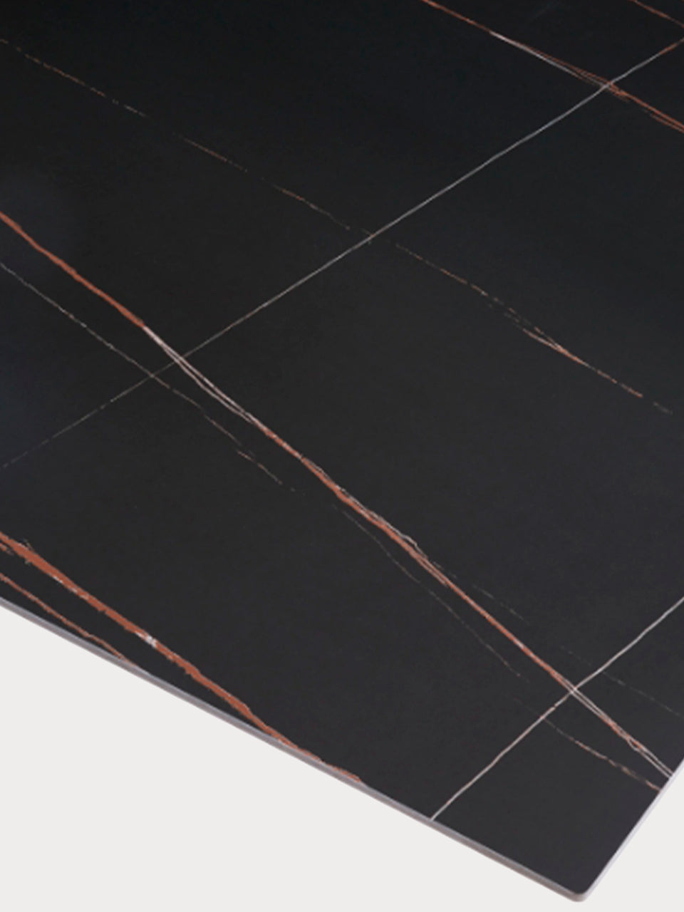 Detalle de tablero veteado negro de mesa cerámica negra.