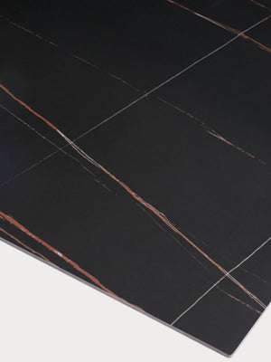 Detalle de tablero veteado negro de mesa cerámica negra.