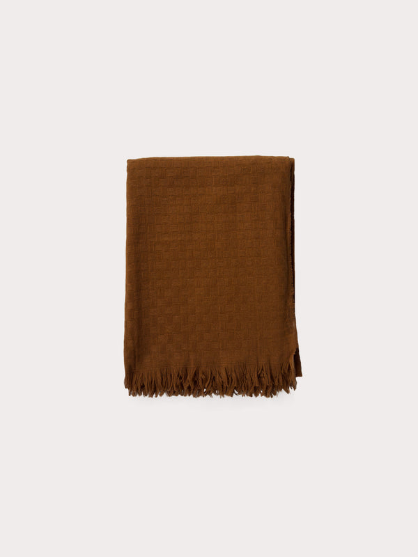 Manta Brera en tono terracota con flecos, textil mediterráneo