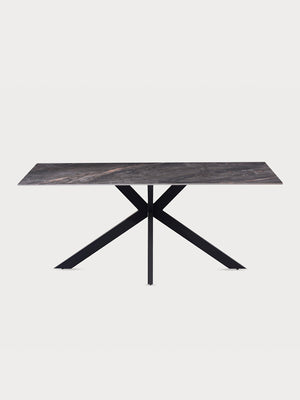 Mesa comedor rectangular con tablero de cerámica veteado gris y patas metálicas en vista frontal.