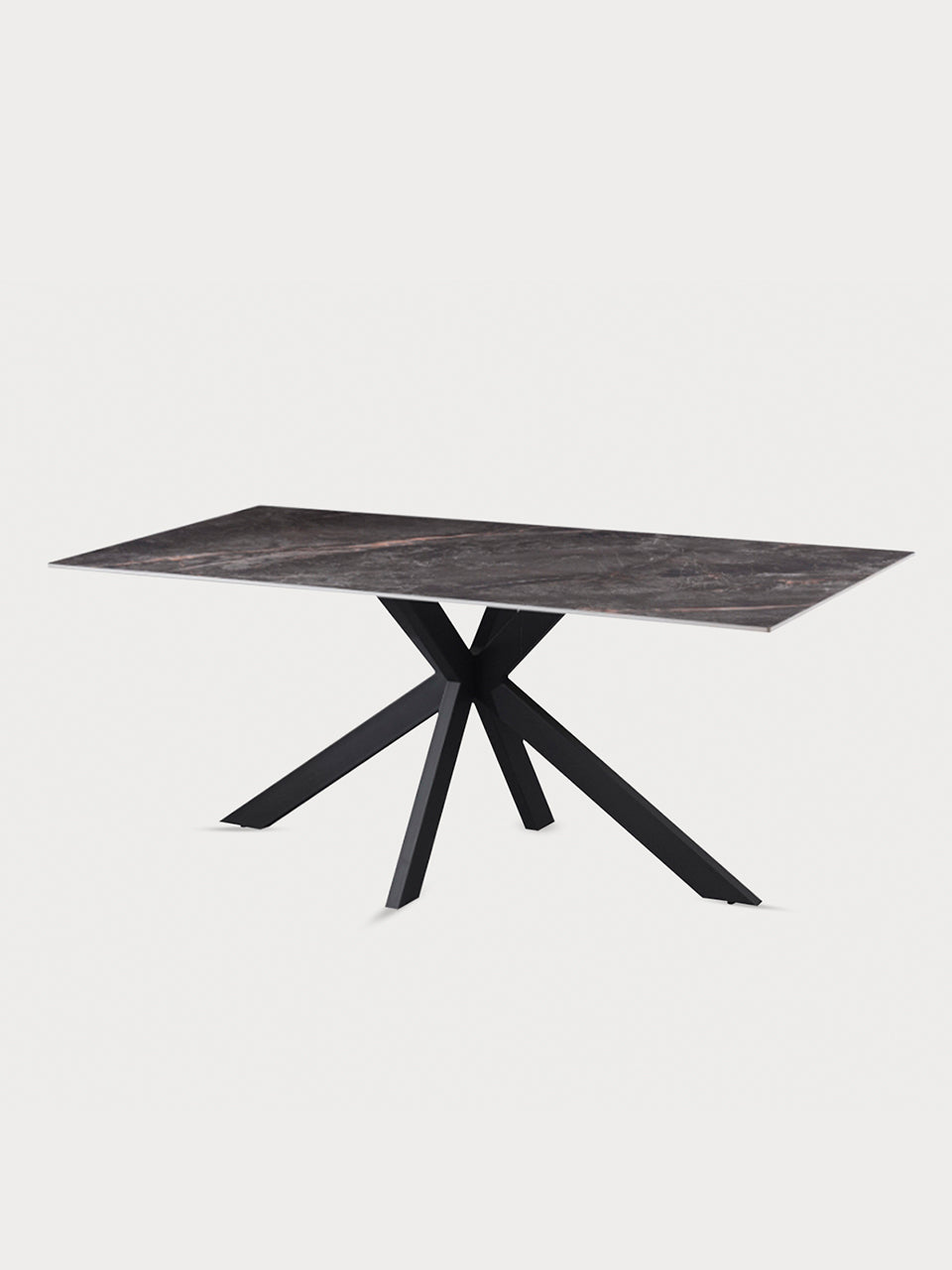 Mesa comedor rectangular con tablero de cerámica veteado gris y patas metálicas en vista lateral.