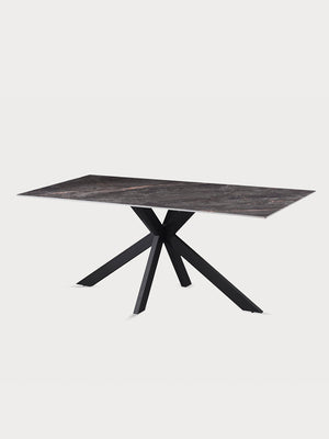 Mesa comedor rectangular con tablero de cerámica veteado gris y patas metálicas en vista lateral.