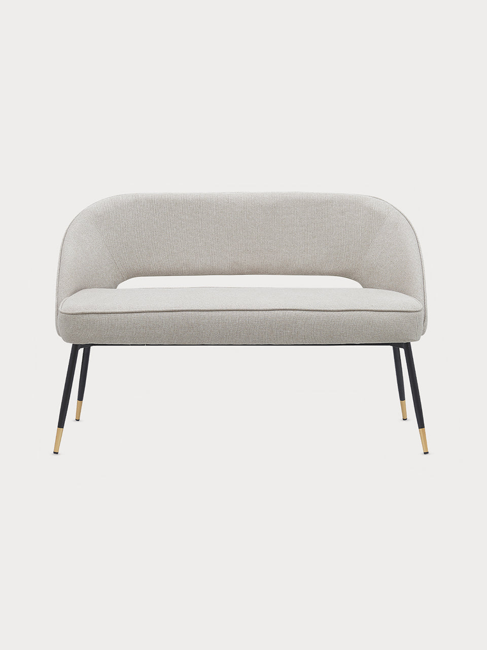 Banco de tejido beige con patas metalizadas en negro y dorado en vista frontal