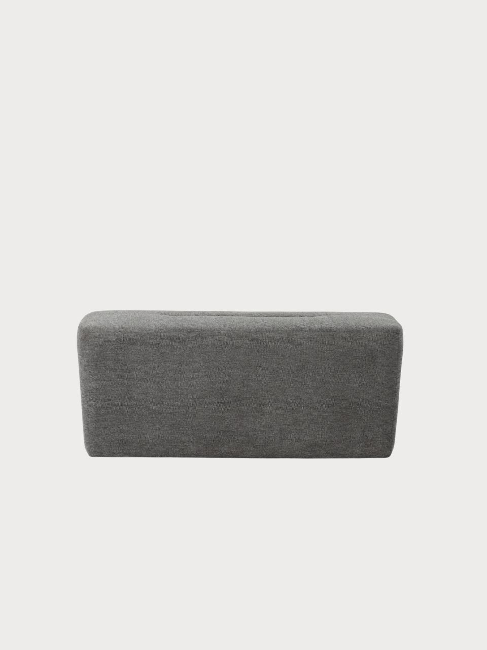 Banco rectangular con tejidos de terciopelo y tela.