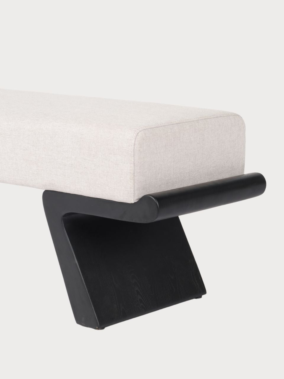 Banco rectangular tejido tela blanca y patas de madera negra