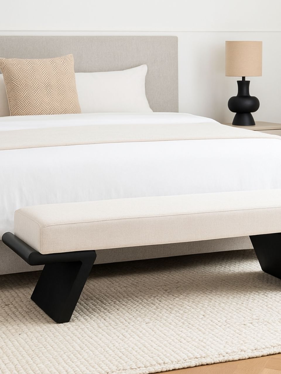 Banco rectangular tejido tela blanca y patas de madera negra.